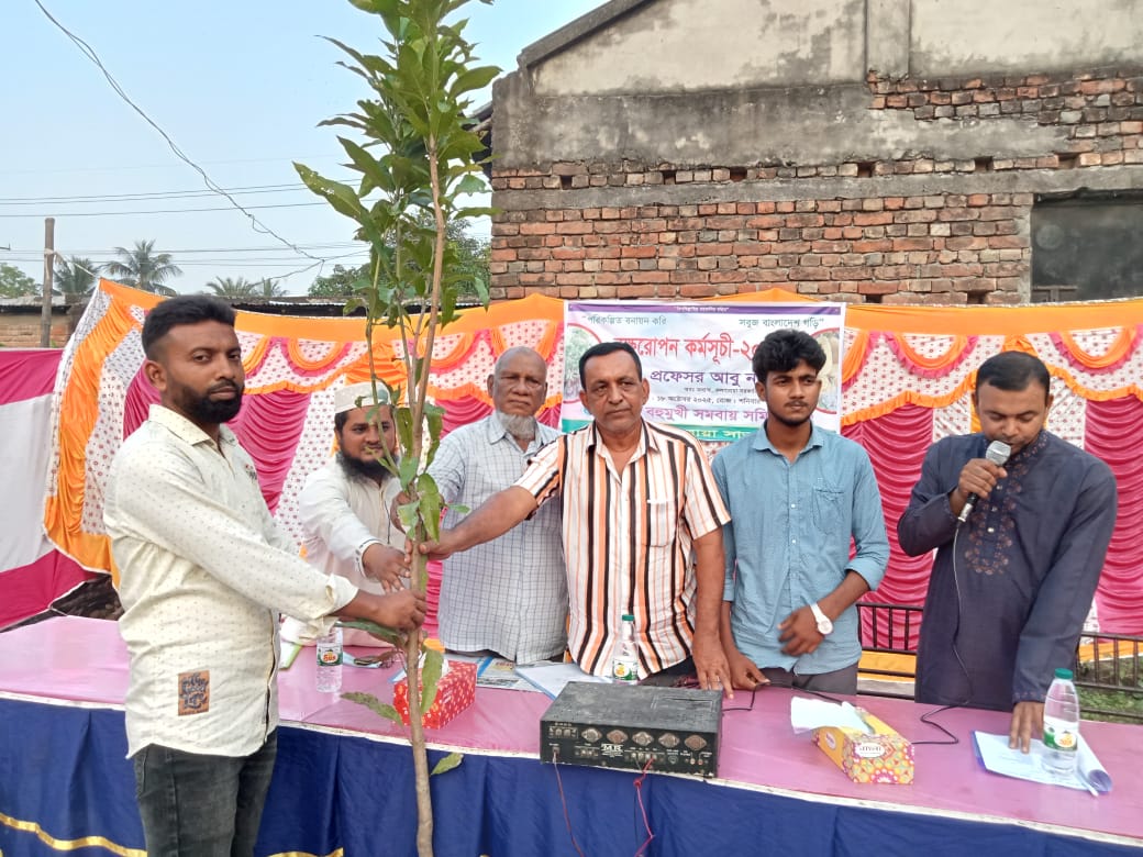 কলারোয়ায় সীমান্ত বহুমুখী সমবায় সমিতির উদ্যোগে চারা বিতরণ