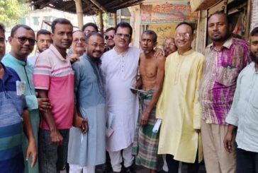 কলারোয়ায় সাবেক এমপি হাবিবের প্রচার-প্রচারণা: লিফলেট বিতরণ