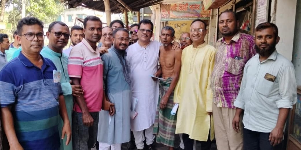 কলারোয়ায় সাবেক এমপি হাবিবের প্রচার-প্রচারণা: লিফলেট বিতরণ