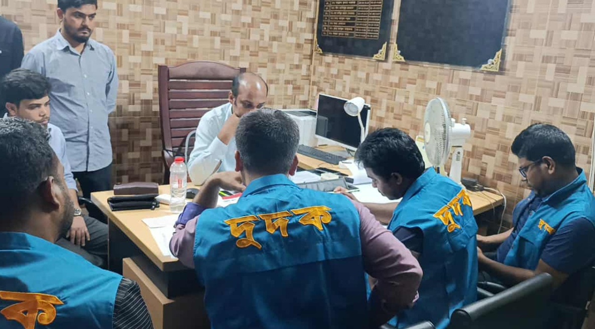 সাতক্ষীরায় হাসপাতালে দুদকের অভিযান, ৭ দালাল আটক