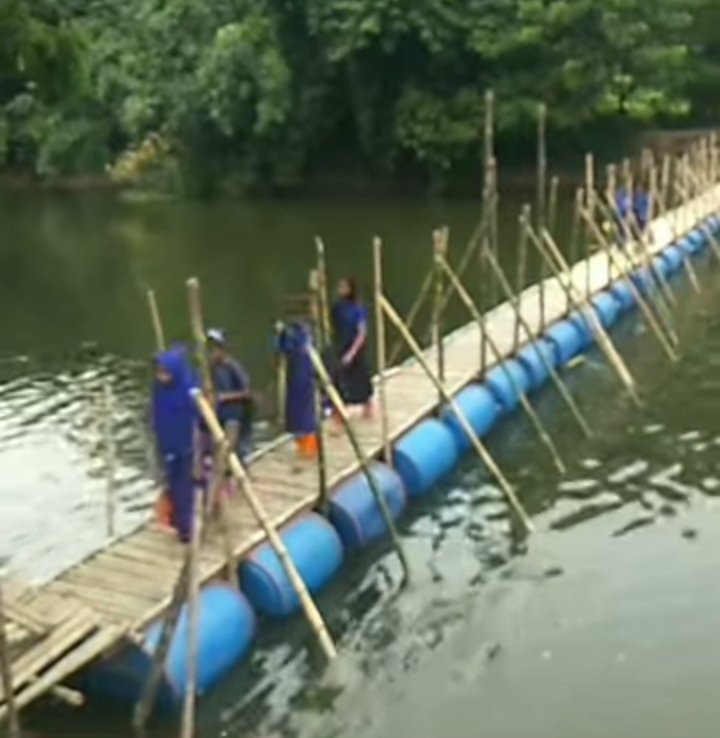 কলারোয়ায় ইউপি চেয়ারম্যানের ব্যক্তিগত উদ্যোগে সাঁকো নির্মান;কমেছে শিক্ষার্থীদের ভোগান্তি