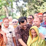 কলারোয়ায় গণসংযোগ ও লিফলেট বিতরণে সাবেক এমপি হাবিব