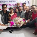 কলারোয়ায় অ্যাডঃ শাহানারা পারভীন বকুলকে ফুলেল শুভেচ্ছা