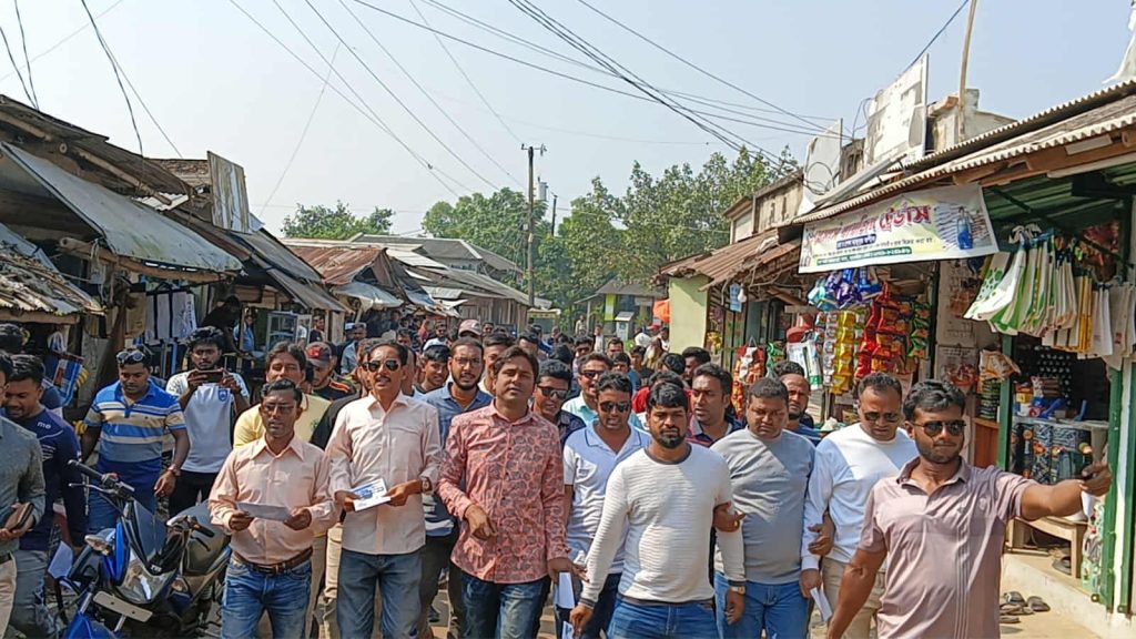 তালায় হাবিবের পক্ষে যুবদল–স্বেচ্ছাসেবক দল–ছাত্রদলের লিফলেট বিতরণ