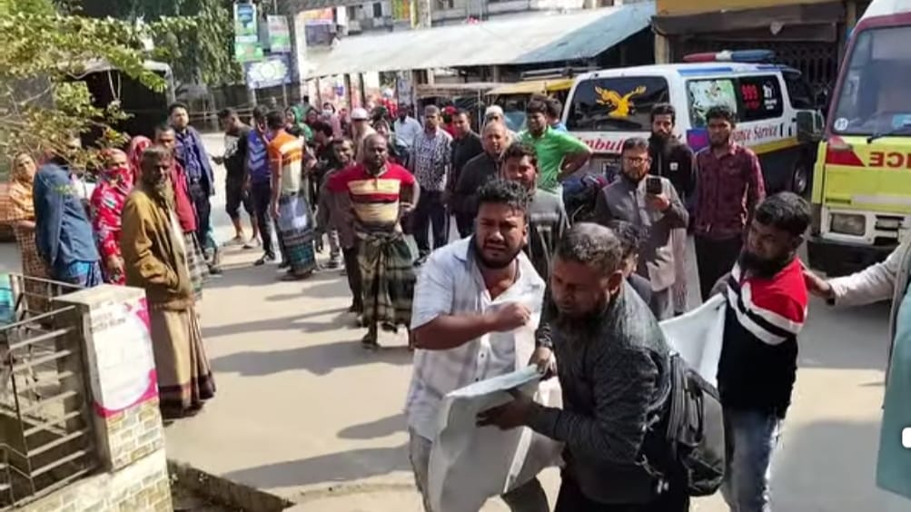 ‎সাতক্ষীরা-খুলনা মহাসড়কে ত্রিমুখী সংঘর্ষে মাহেন্দ্র উল্টে মা-ছেলে নিহত, আহত ৮