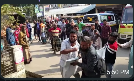 ‎সাতক্ষীরা-খুলনা মহাসড়কে ত্রিমুখী সংঘর্ষে মাহেন্দ্রা উল্টে মা-ছেলে নিহত, আহত ৮