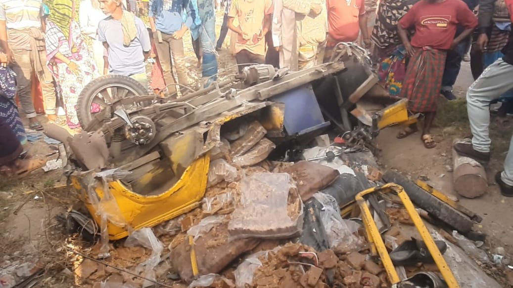 সাতক্ষীরায় যাত্রীবাহি বাস উল্টে ইজিবাইকের উপর পড়ে নিহত-১, আহত-৭