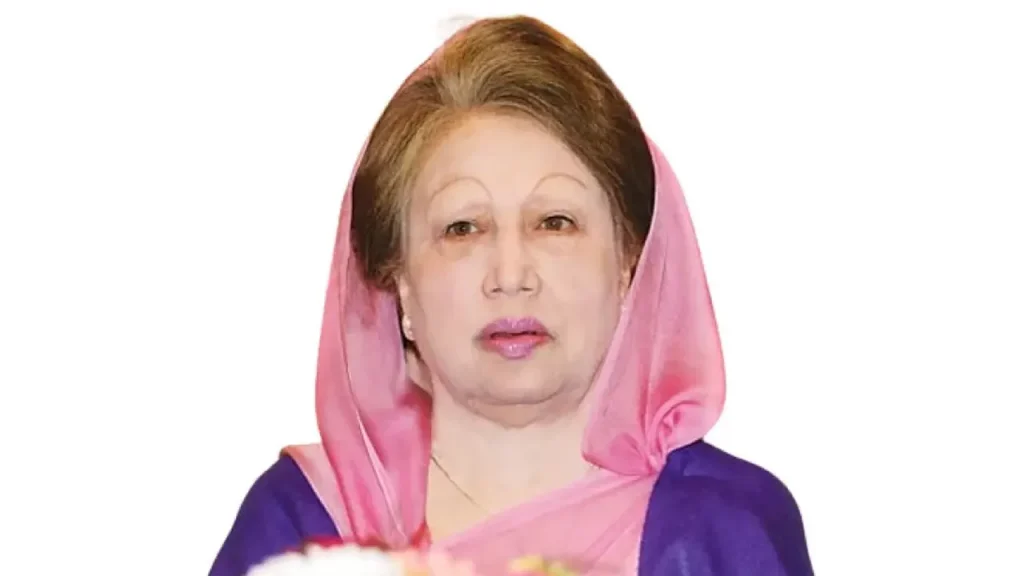 প্রজ্ঞাপনে বলা হয়, সরকার, বিশেষ নিরাপত্তা বাহিনী (স্পেশাল সিকিউরিটি ফোর্স) আইন, ২০২১-এর ধারা ২(ক)-এ প্রদত্ত ক্ষমতাবলে, সাবেক প্রধানমন্ত্রী খালেদা জিয়াকে ‘অতি গুরুত্বপূর্ণ ব্যক্তি’ হিসেবে ঘোষণা করা হলো। ইহা অবিলম্বে কার্যকর হবে।

প্রসঙ্গত, বার্ধক্যজনিত নানা জটিলতায় গত কয়েক দিন থেকে রাজধানীর এভারকেয়ার হাসপাতালে চিকিৎসাধীন রয়েছেন বিএনপি চেয়ারপারসন বেগম খালেদা জিয়া।