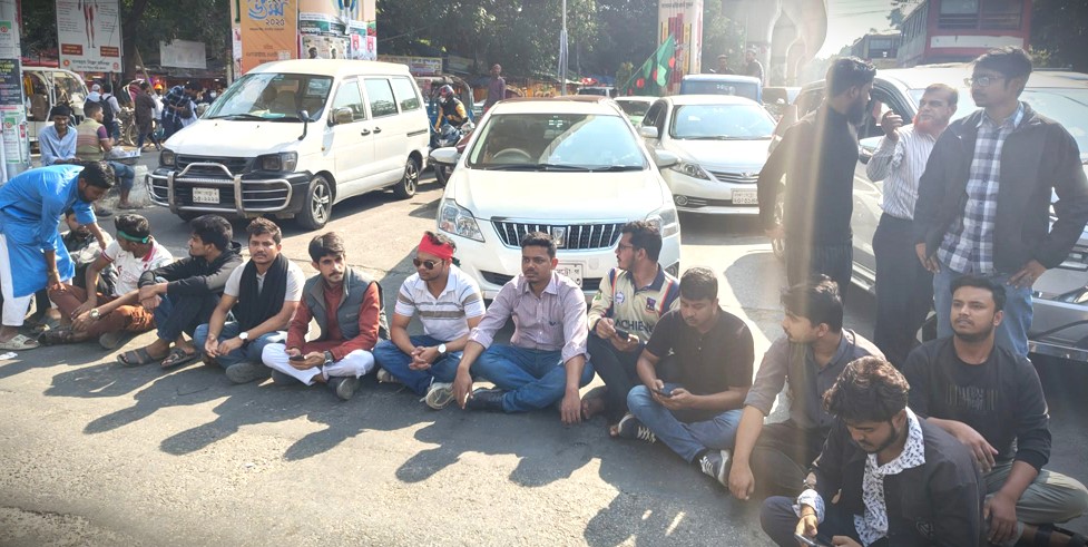 হাদিকে গুলি: স্বরাষ্ট্র উপদেষ্টার পদত্যাগ দাবিতে শাহবাগ অবরোধ