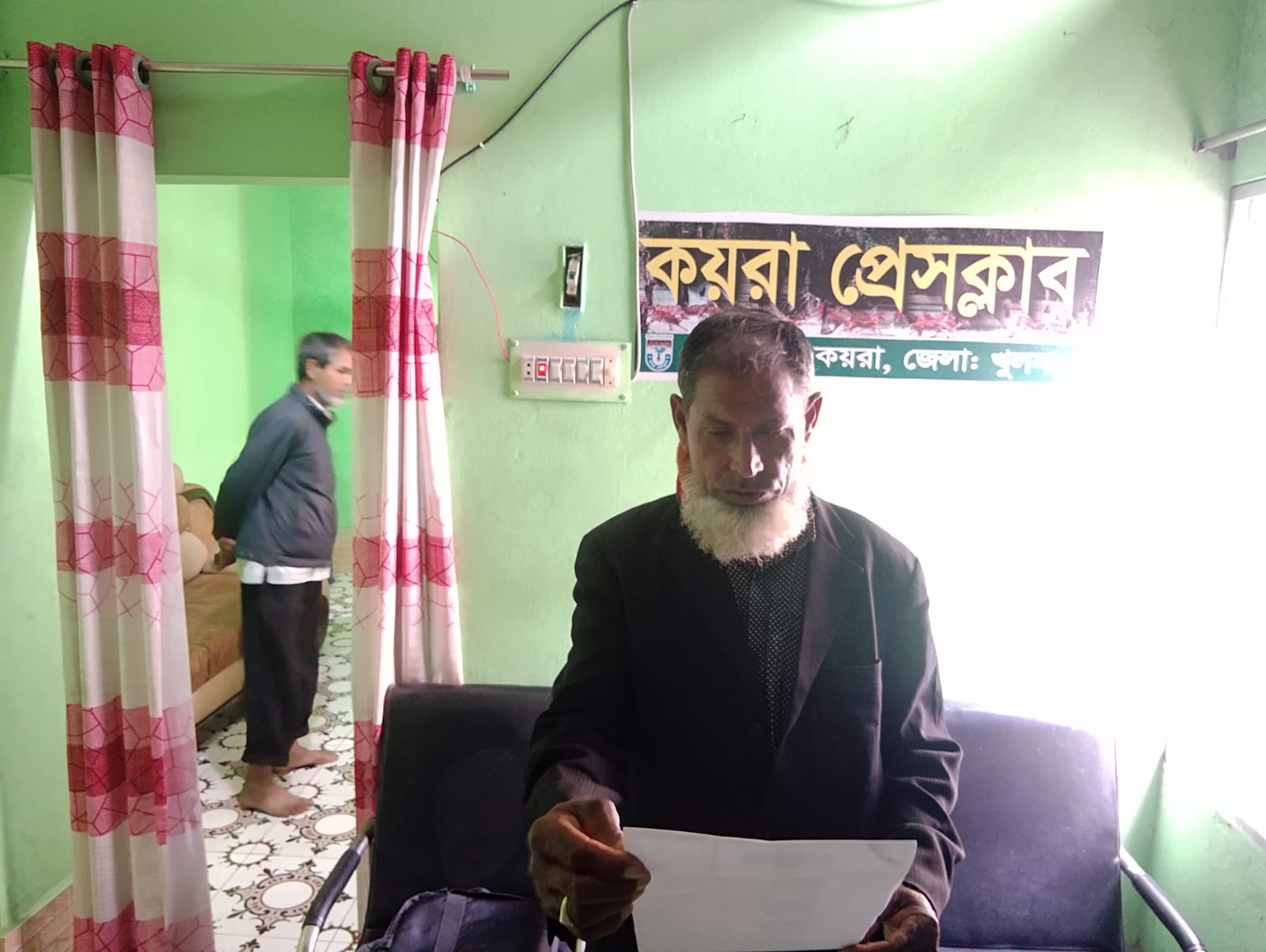কয়রায় সার্ভেয়ারের বিরুদ্ধে পক্ষপাতিত্বের অভিযোগ