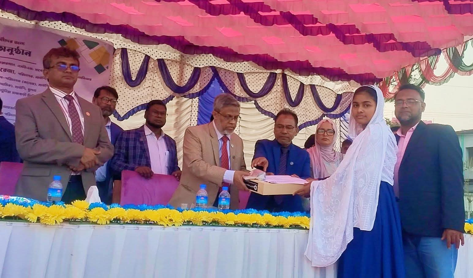 কালিগঞ্জে সিফাত ফাউন্ডেশনের উদ্যোগে গুণীজন ও মেধাবী শিক্ষার্থীদের সংবর্ধনা অনুষ্ঠিত