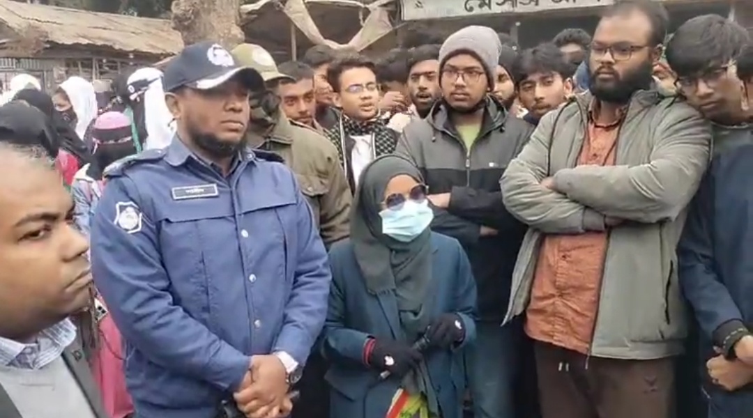 কলারোয়ায় ট্রলি চাপায় শিক্ষার্থী নিহত: রাজপথে ছাত্র-জনতা