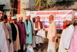 পাইকগাছায় সামছুর রহমান ফাউন্ডেশনের উদ্যোগে ইফতার সামগ্রী বিতরণ