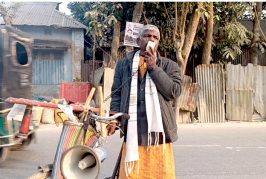 গাইবান্ধা-৩: সাইকেল চালিয়ে নিজেই প্রচারণায় আজিজার