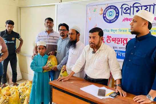 কলারোয়ায় প্রিমিয়ার ছাত্র সংঘের উদ্যোগে ঈদ উপহার বিতরণ
