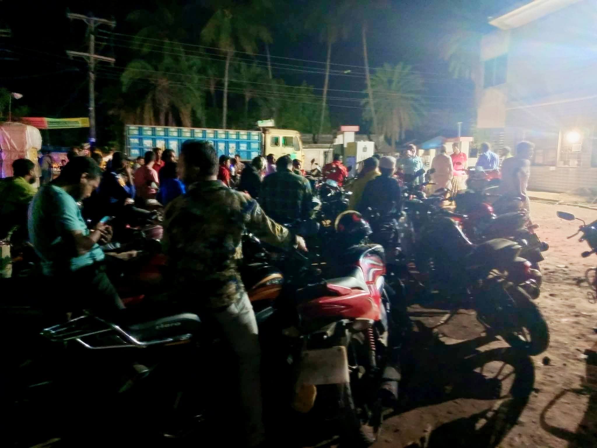 কালিগঞ্জে দুই ফিলিং স্টেশনে তেল বিক্রি বন্ধ, ভোগান্তিতে জনসাধারণ