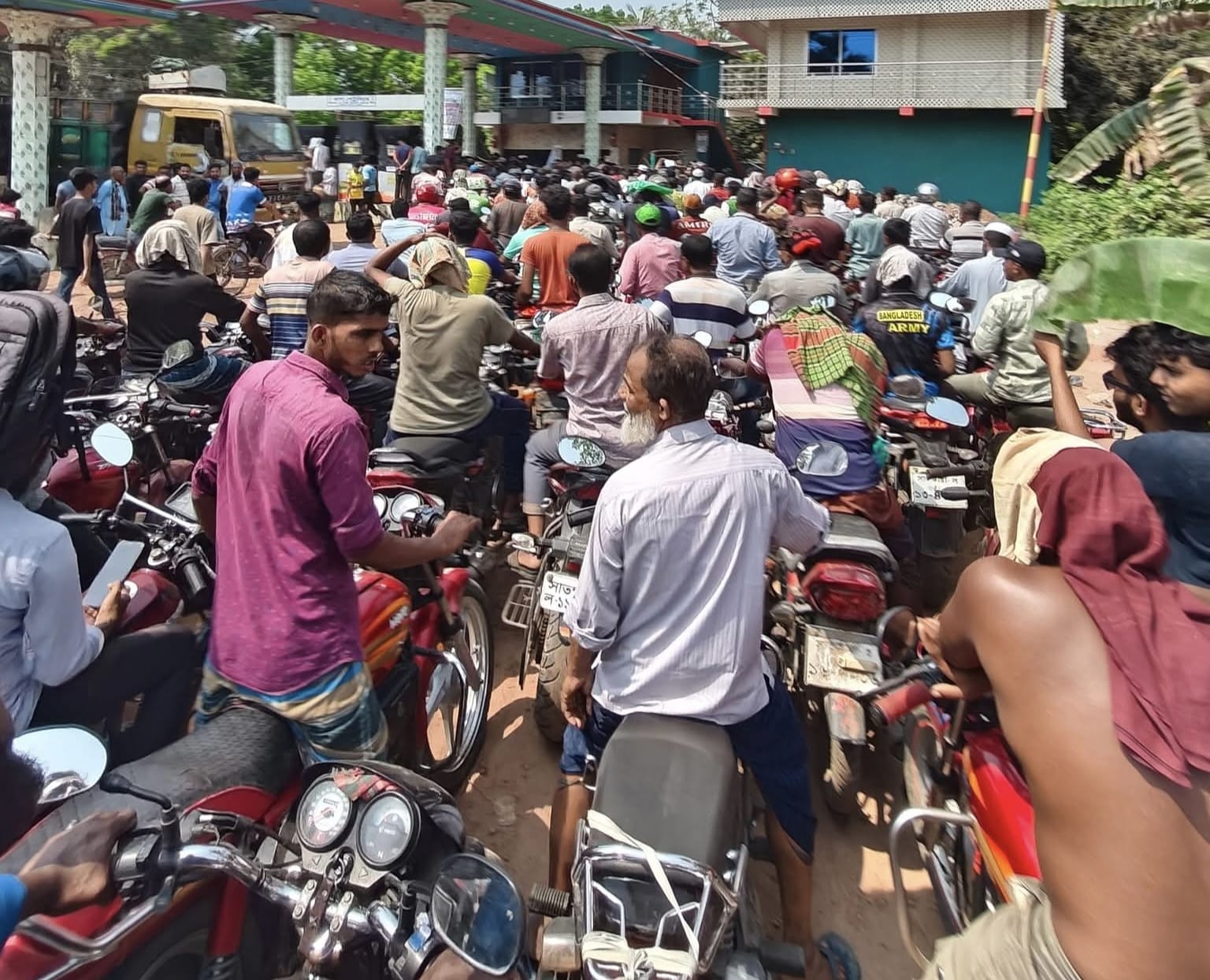 সাতক্ষীরায় ভাড়ায় চালিত বাইকারদের তেল সিন্ডিকেট, বিপাকে সাধারণ মানুষ