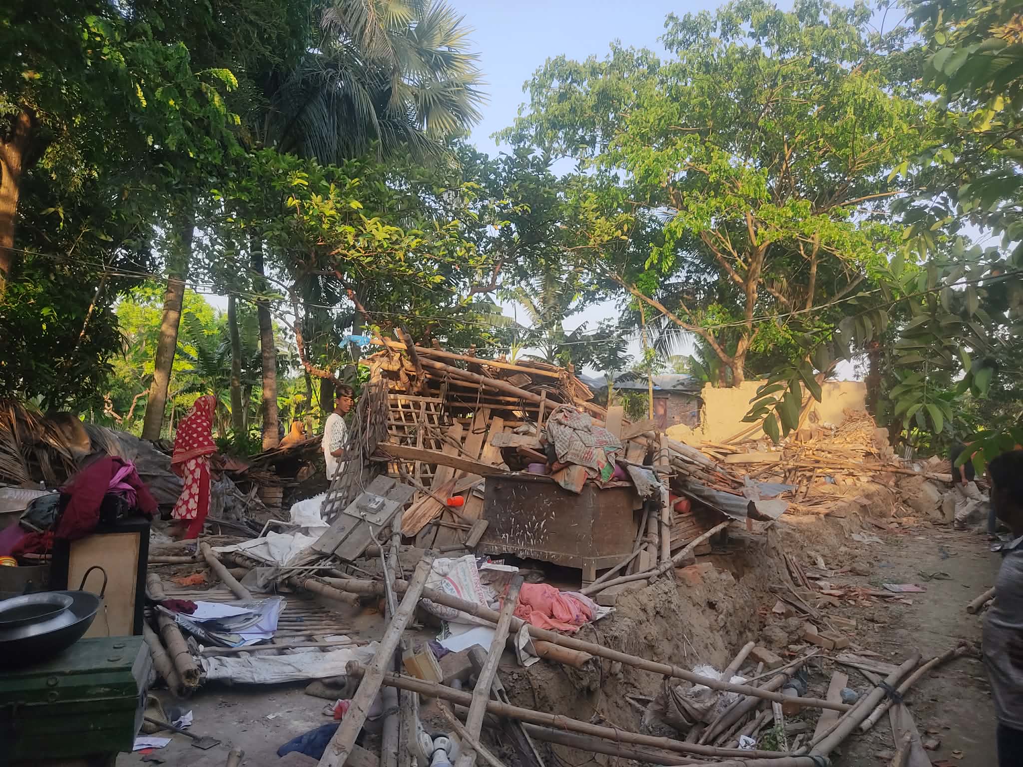  তালায় ৩ পুরুষের বসতভিটায় বাড়িঘর ভাঙচুর, স্বর্ণালঙ্কার ও নগদ টাকা চুরির অভিযোগ