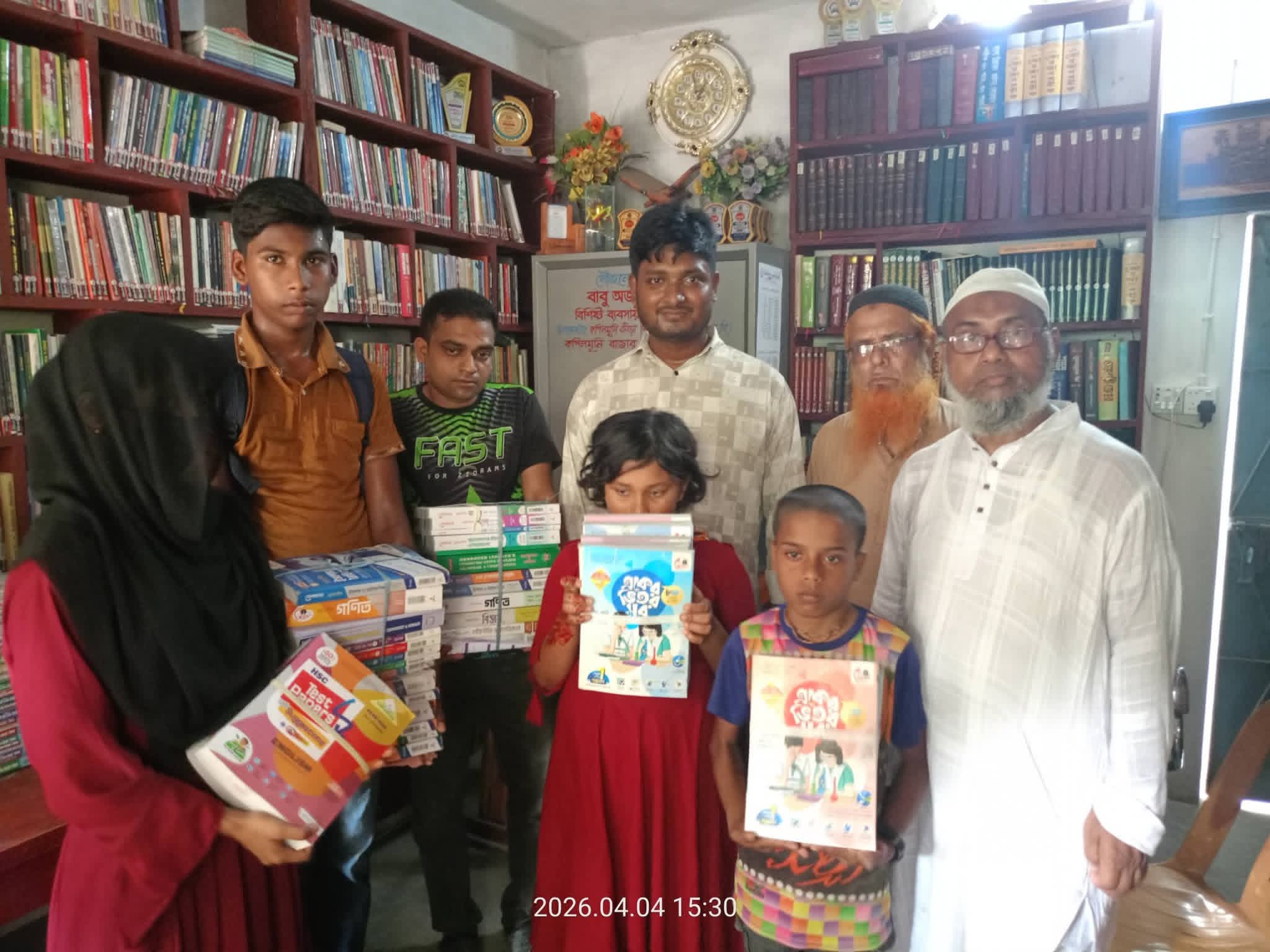 আদর্শ লাইব্রেরির বই বিতরণে মানবিকতার উজ্জ্বল দৃষ্টান্ত