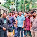 কালিগঞ্জের পারুলগাছায় চেয়ারম্যান জাহাঙ্গীর আলমের তদারকিতে সুশৃঙ্খল তেল বিতরণ