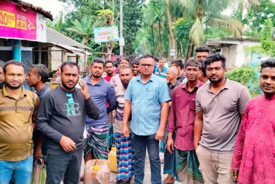 কালিগঞ্জের পারুলগাছায় চেয়ারম্যান জাহাঙ্গীর আলমের তদারকিতে সুশৃঙ্খল তেল বিতরণ