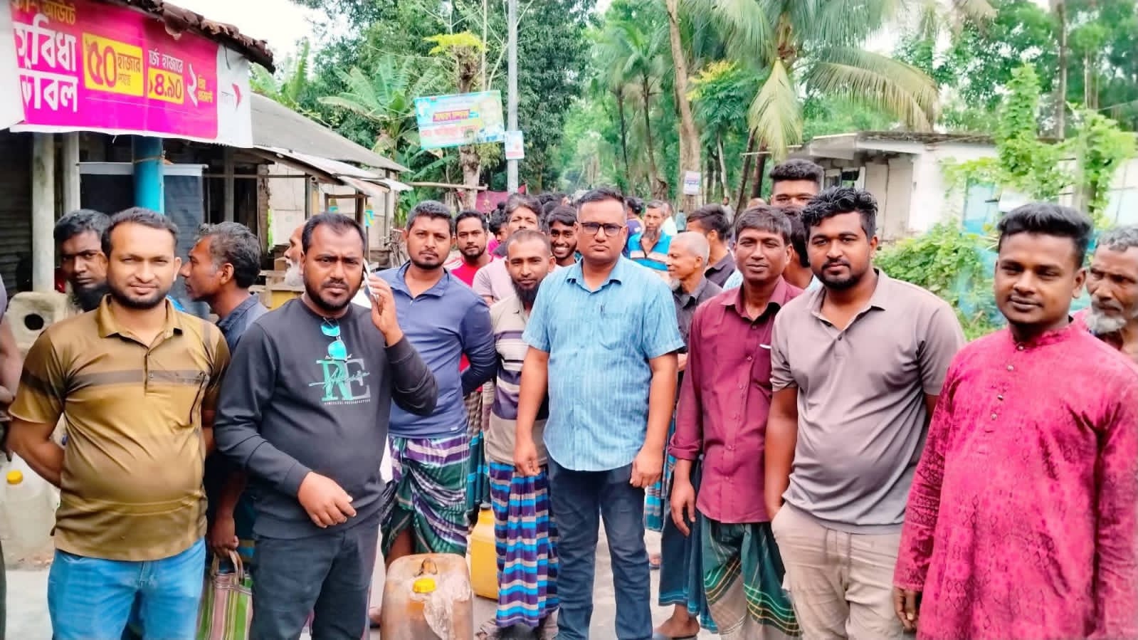 কালিগঞ্জের পারুলগাছায় চেয়ারম্যান জাহাঙ্গীর আলমের তদারকিতে সুশৃঙ্খল তেল বিতরণ