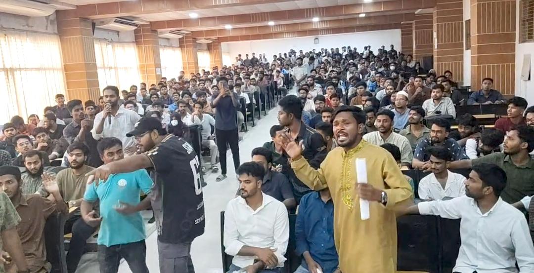 উপাচার্যের মতবিনিময় সভায় ছাত্র রাজনীতি নিয়ে ছাত্রদলের সাথে শিক্ষার্থীদের বাকবিতন্ডা