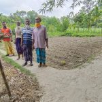 কালিগঞ্জের খাজাবাড়িয়ায় চলাচলের রাস্তা দখল, অবরুদ্ধ কয়েকশ মানুষ