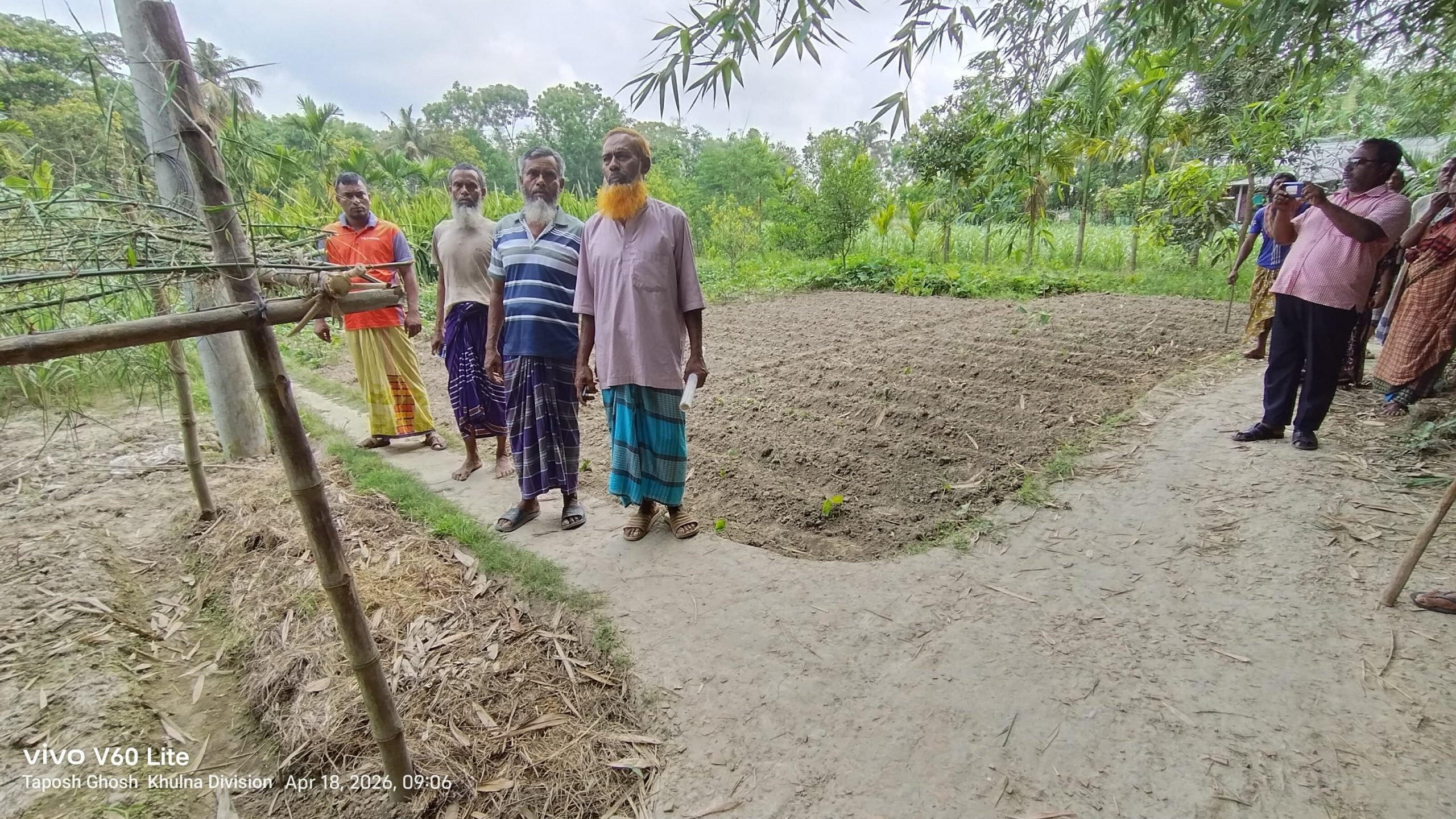 কালিগঞ্জের খাজাবাড়িয়ায় চলাচলের রাস্তা দখল, অবরুদ্ধ কয়েকশ মানুষ