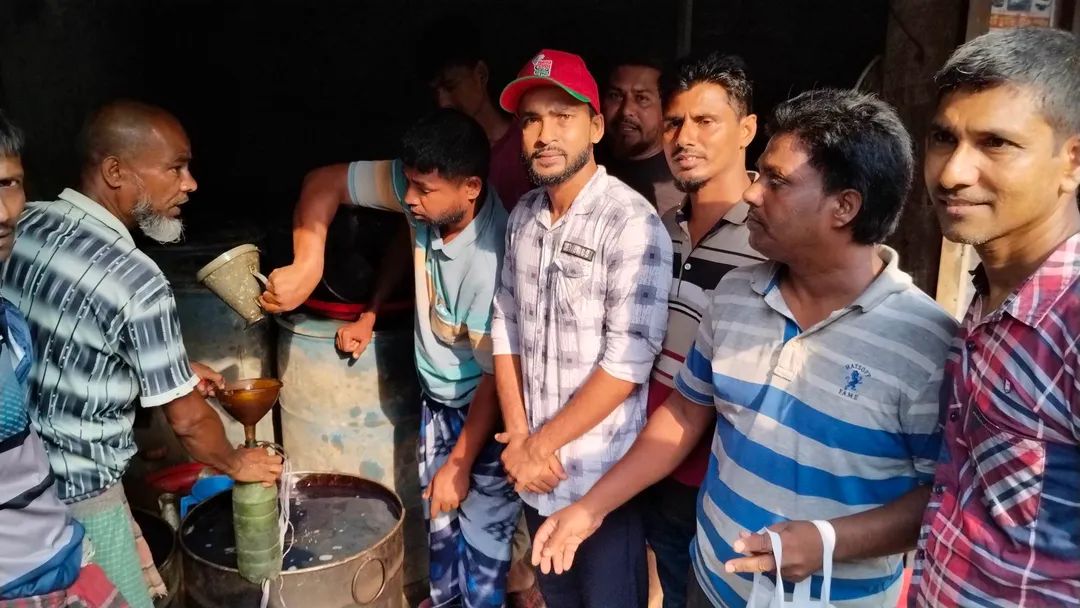 কালিগঞ্জে পুলিন বাবুর হাটখোলায় ও শান্তিপূর্ণ পরিবেশে তেল বিক্রির কার্যক্রম সম্পন্ন