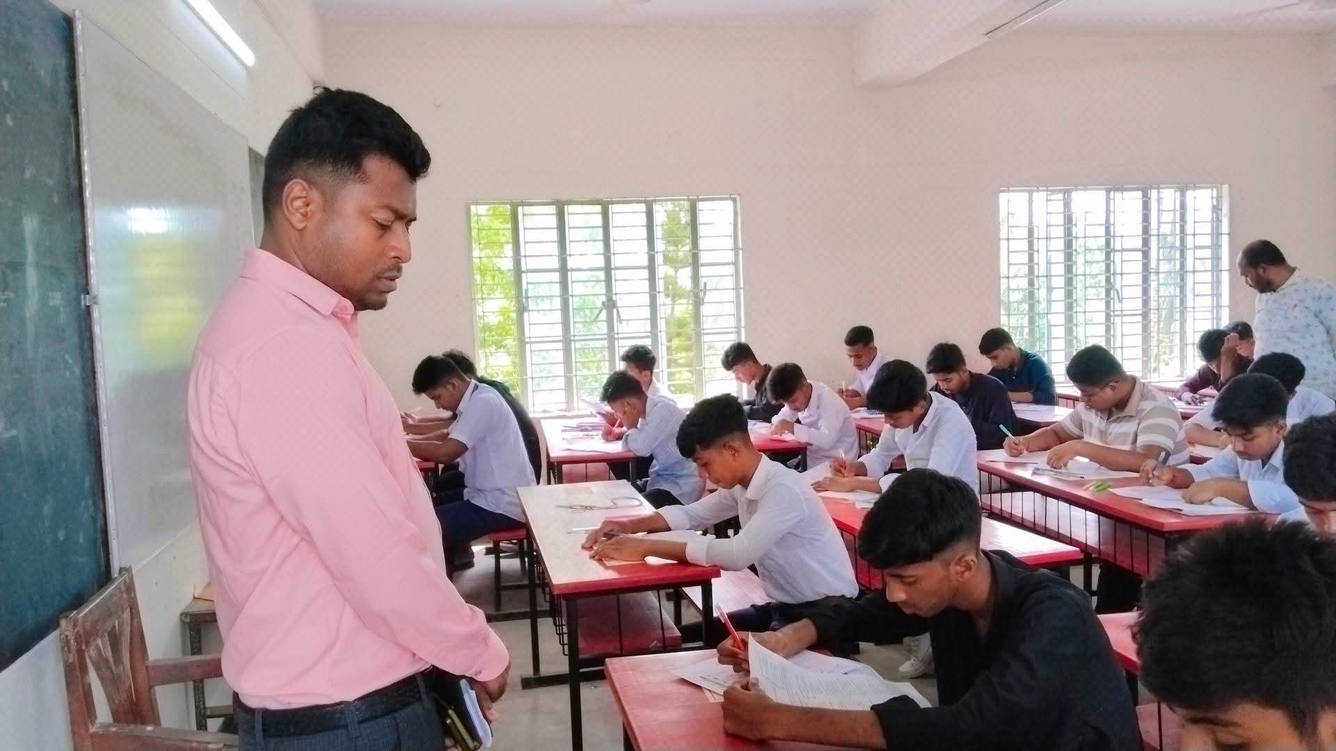 কালিগঞ্জে শান্তিপূর্ণ ও উৎসবমুখর পরিবেশে প্রথম দিনের এসএসসি ও সমমানের পরীক্ষা সম্পন্ন, অনুপস্থিত ১৩