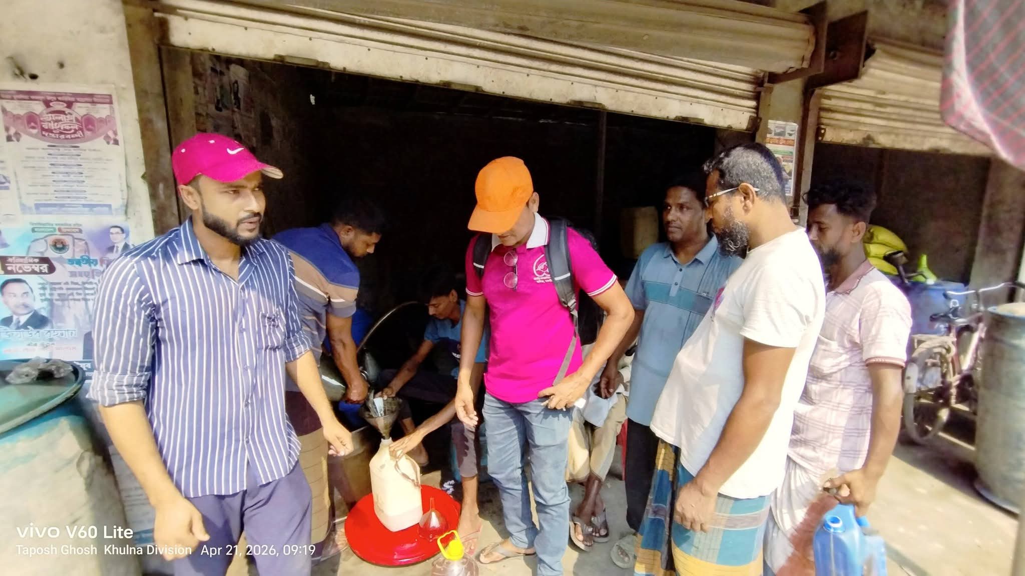 কালিগঞ্জের পুলিনবাবুর হাটখোলায় টানা দ্বিতীয় দিন ডিজেল বিক্রি