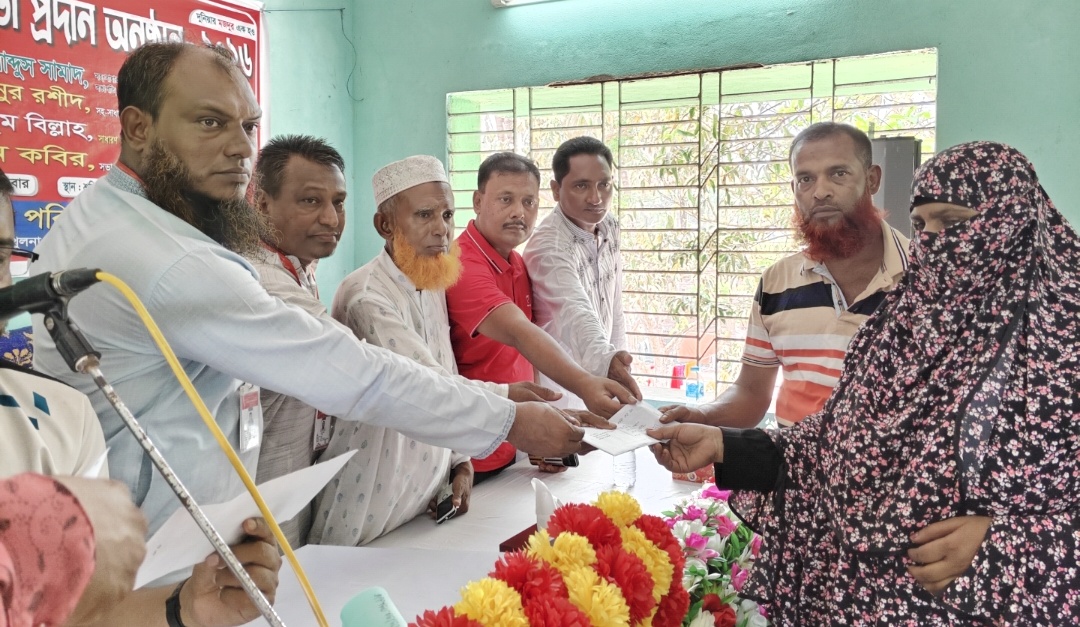 কলারোয়া সড়ক পরিবহন শ্রমিক ইউনিয়নের পক্ষ থেকে মরণোত্তর ভাতা প্রদান