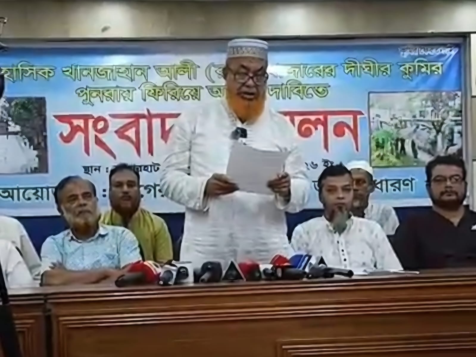 বাগেরহাটের খানজাহান আলীর দিঘিতে কুমির ফেরতের দাবিতে সংবাদ সম্মেলন