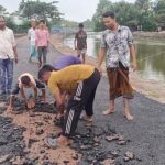 সড়কে নিম্নমানের কাজ, প্রতিবাদের মুখে পালাল ঠিকাদারের লোকজন