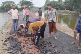 সড়কে নিম্নমানের কাজ, প্রতিবাদের মুখে পালাল ঠিকাদারের লোকজন