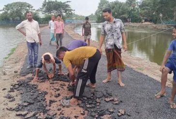 সড়কে নিম্নমানের কাজ, প্রতিবাদের মুখে পালাল ঠিকাদারের লোকজন