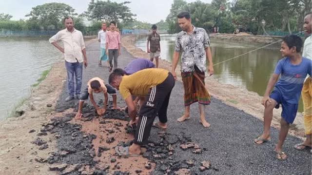 সড়কে নিম্নমানের কাজ, প্রতিবাদের মুখে পালাল ঠিকাদারের লোকজন