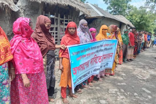 কয়রায় দুই শিক্ষকের অপসারণের দাবিতে মানববন্ধন
