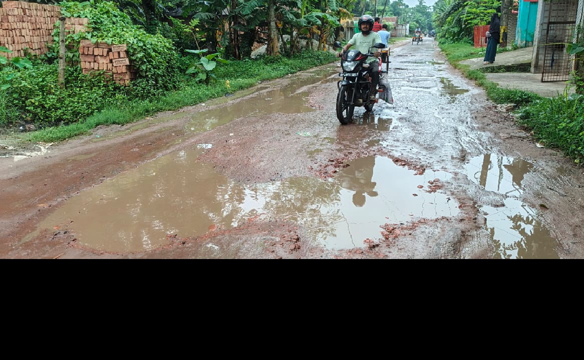 কলারোয়া পৌরসভার উন্নয়ন! দুই পাশে উন্নত সড়ক, মাঝখানে ৪০০ মিটারের দুর্ভোগ