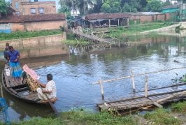 কলারোয়ায় ছয় দিনেও সচল হয়নি সেই ভাঙা সাঁকো