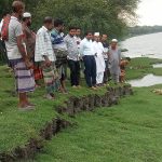 আশাশুনিতে বেতনা নদীর ভেড়ী বাঁধে ভয়াবহ ফাটল, প্লাবনের শঙ্কা: পরিদর্শনে ইউএনও