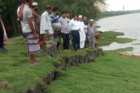 আশাশুনিতে বেতনা নদীর ভেড়ী বাঁধে ভয়াবহ ফাটল, প্লাবনের শঙ্কা: পরিদর্শনে ইউএনও