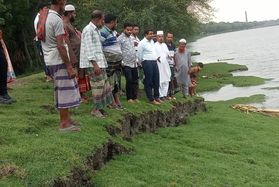 আশাশুনিতে বেতনা নদীর ভেড়ী বাঁধে ভয়াবহ ফাটল, প্লাবনের শঙ্কা: পরিদর্শনে ইউএনও