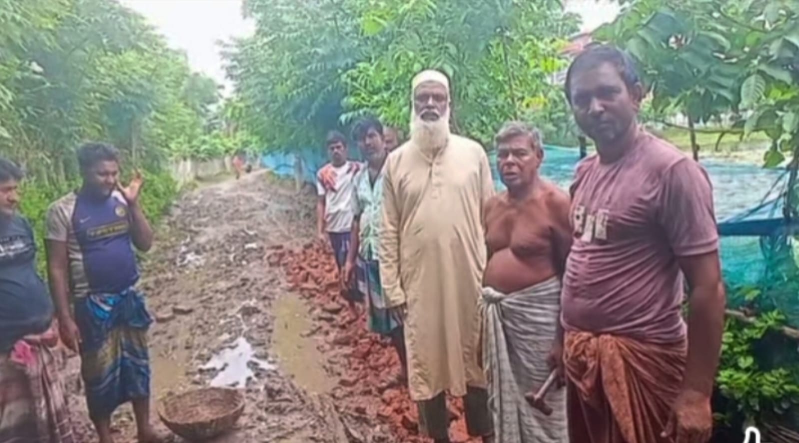বড়দল ইউপি চেয়ারম্যান প্রার্থী গফুর সানার অর্থায়নে বেহাল সড়ক সংস্কার