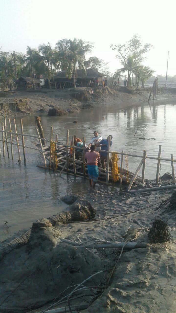 আশাশুনি’র কুড়িকাহুনিয়া-শ্রীপুরে ভিটেমাটি ফেরাতে নদী খনন ও টেকসই বেড়িবাঁধ নির্মাণ উপকূলবাসীর দাবি”