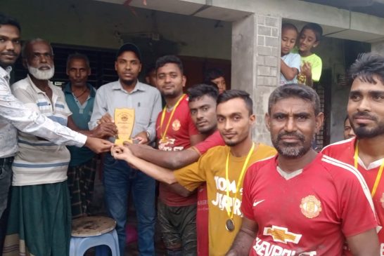 আশাশুনিতে রহিমা খাতুন স্মৃতি স্পোর্টিং ক্লাবের প্রীতি ফুটবল ম্যাচ: বিবাহিত একাদশ জয়ী