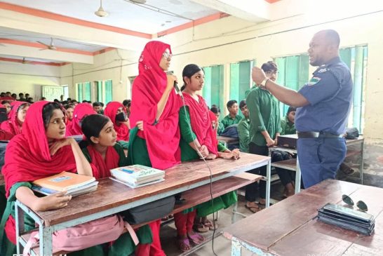 দেবহাটায় শিক্ষার্থীদের সাথে ওসি শাহীন’র মতবিনিময়