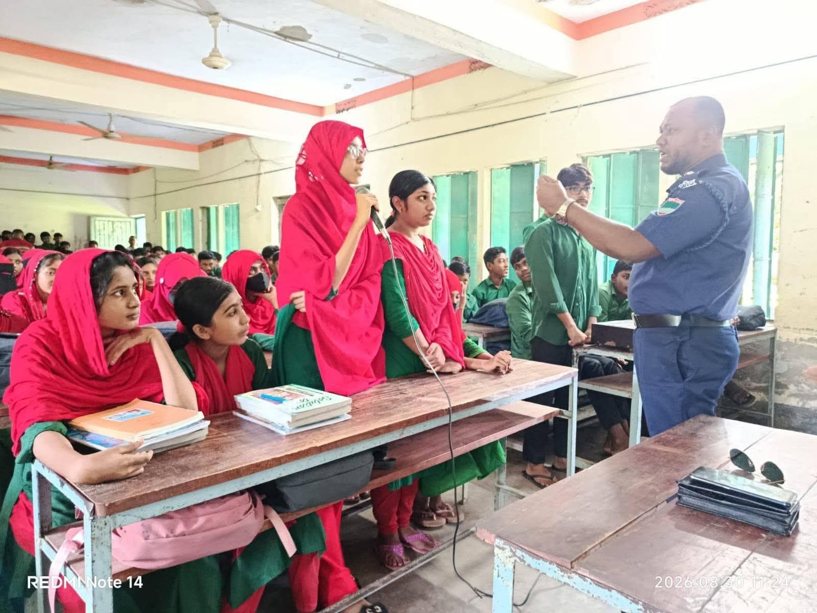 দেবহাটায় শিক্ষার্থীদের সাথে ওসি শাহীন’র মতবিনিময়
