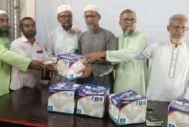 আশাশুনিতে এমপি রবিউল বাশার'র পক্ষ থেকে ফ্যান বিতরণ